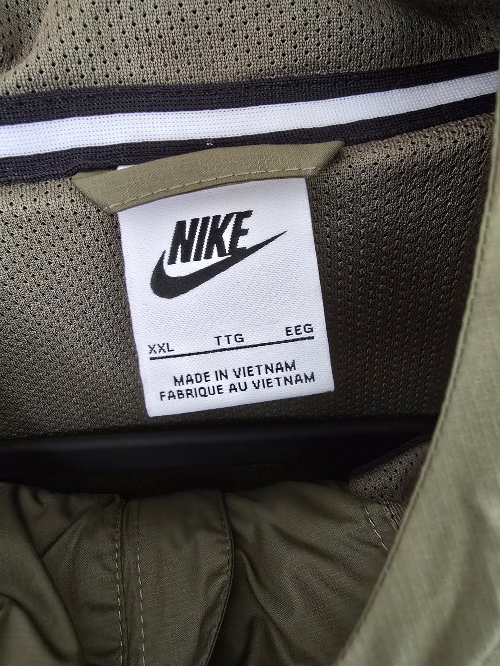 Nike Men’s Two-Tone Olive Green Windbreaker Jacket - Picture 4 of 7